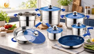 Batería de cocina de acero pulido con asas azules, tapas de vidrio azules, vaporera y sartén azul en cocina moderna